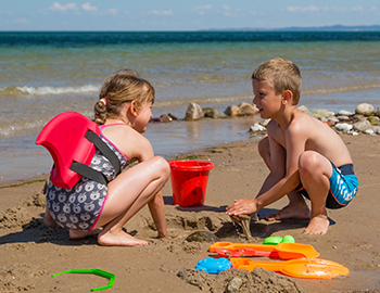 Zwei Kinder spielen im Sand