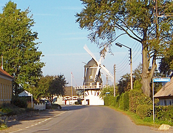 Aussicht über eine Straße, an deren Ende die Gedesby Mühle liegt
